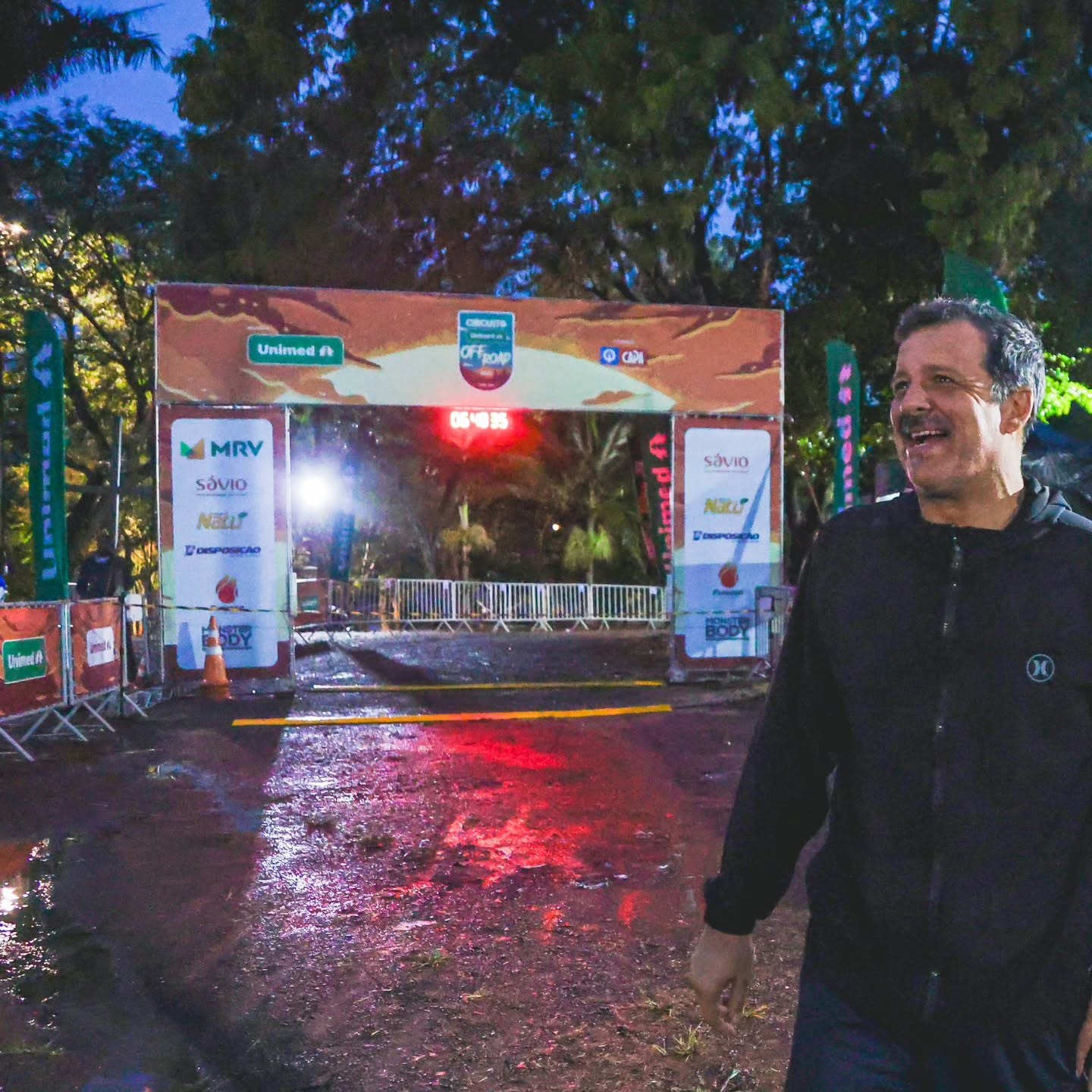André Guedes na arena de largada do Circuito Unimed Off Road, ainda de madrugada