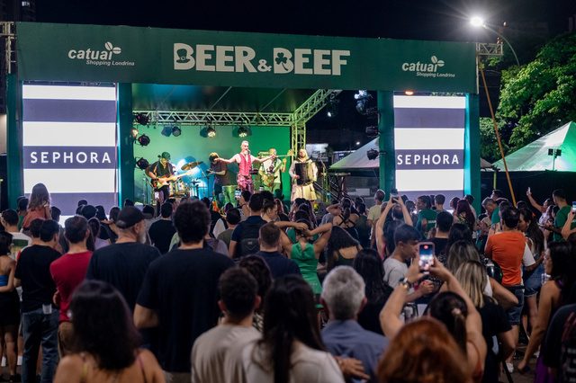 Letreiro do Beer & Beef com público