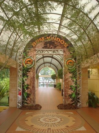 Túnel de arcos floridos em evento corporativo