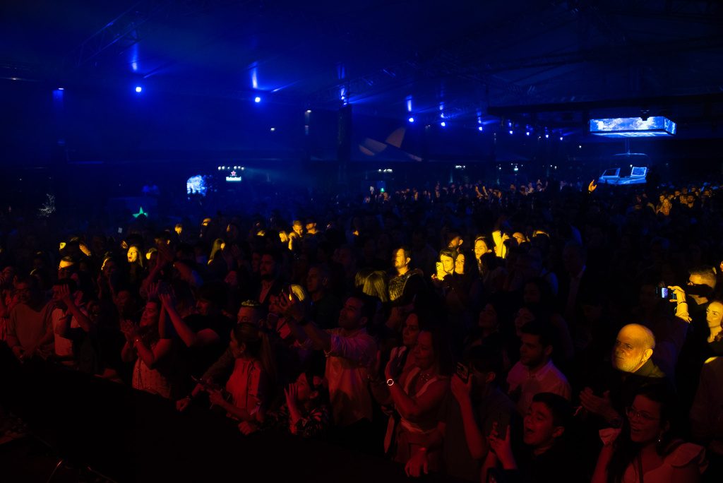 Plateia à noite em show ao ar livre