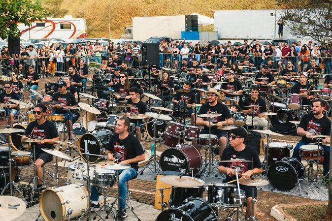 Bateristas reunidos no Rock Drums do Boulevard Shopping
