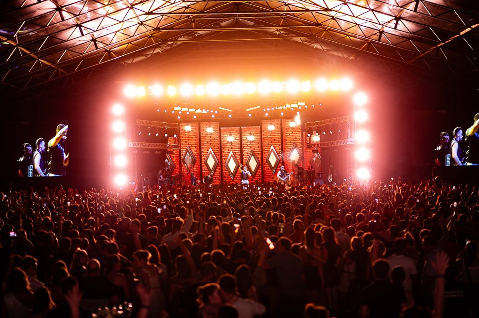 Palco iluminado de vermelho visto de trás