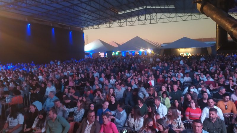 Público reunido sob a tenda durante o evento