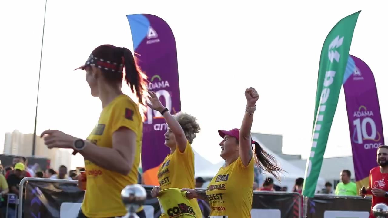 Atletas comemorando na chegada