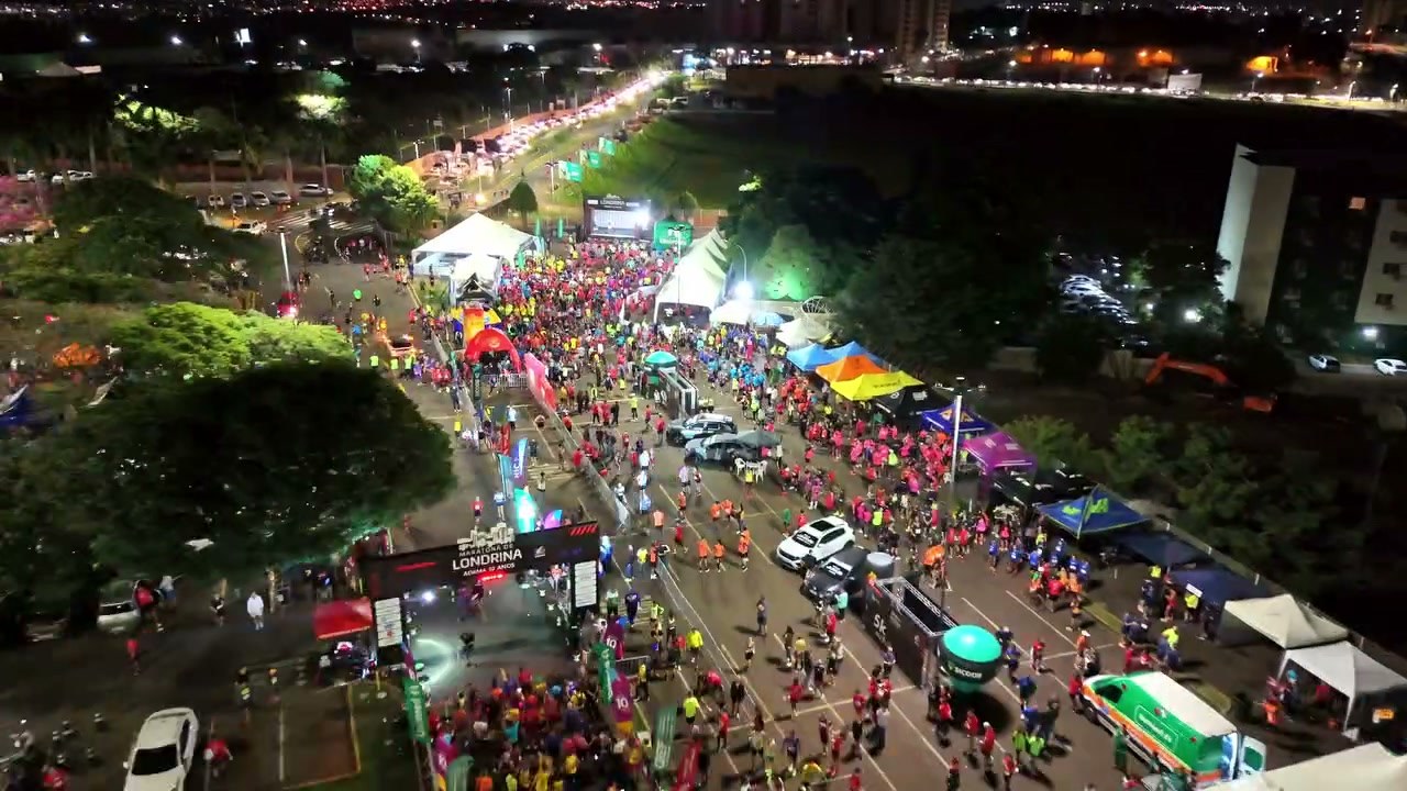 Vista aérea da arena de largada da Maratona de Londrina, ainda de madrugada