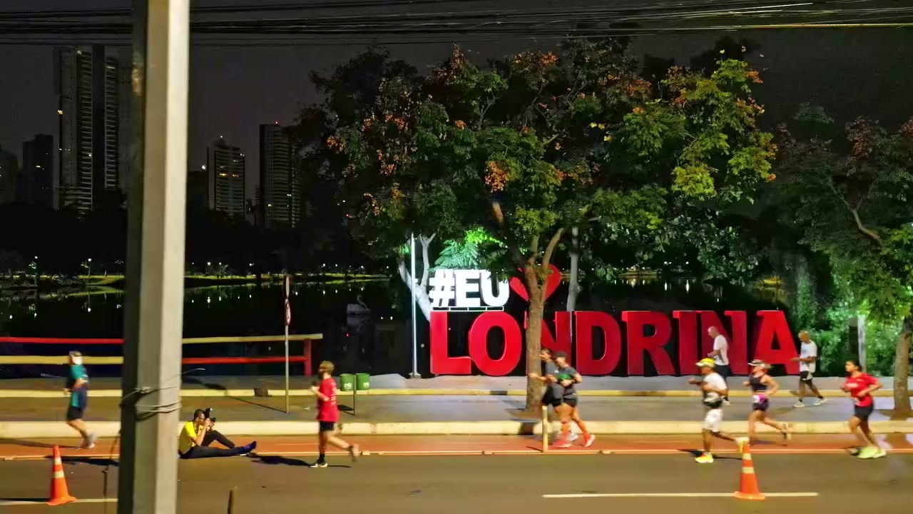 Corredores passando pelo letreiro Eu Amo Londrina