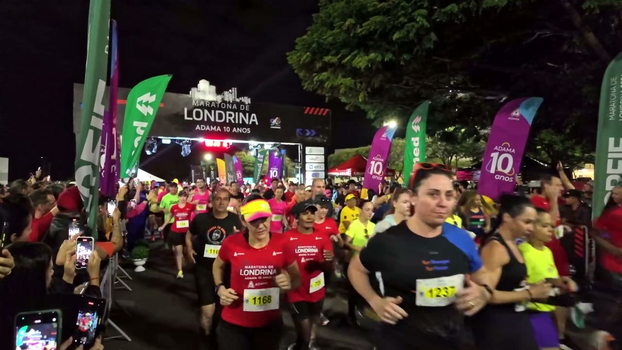 Largada da Maratona de Londrina vista de dentro do pelotão