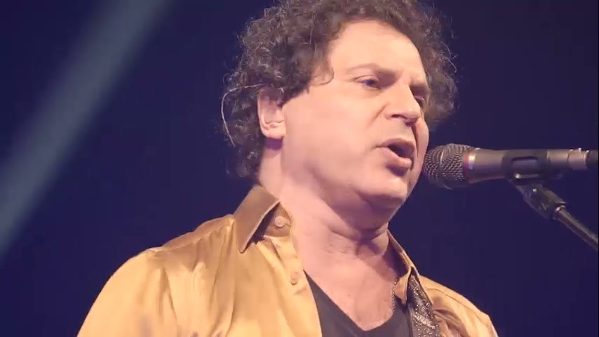 Frejat cantando no Dia das Mães do Catuaí