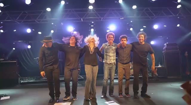Banda agradecendo ao público no fim do show