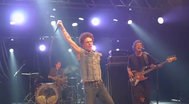 Banda no palco do Show de Mães